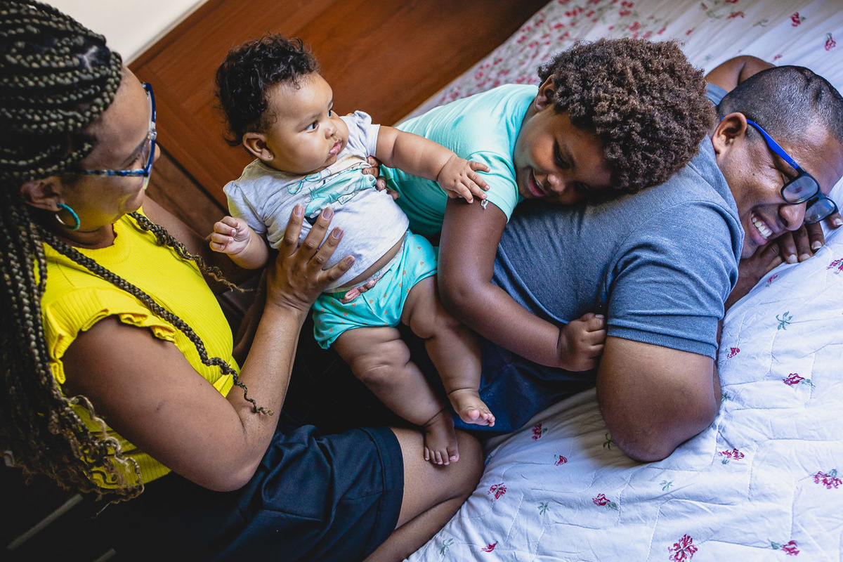 acompanhamento de bebê, abraço na alma, alan smyth fotografo são mateus es, ensaio de bebê, ensaio em casa, ensaio intimista, fotografia afetiva, fotografia de familia,  fotografia de familia sao mateus es, pais de menina, jornada de bebê, ensaio infantil