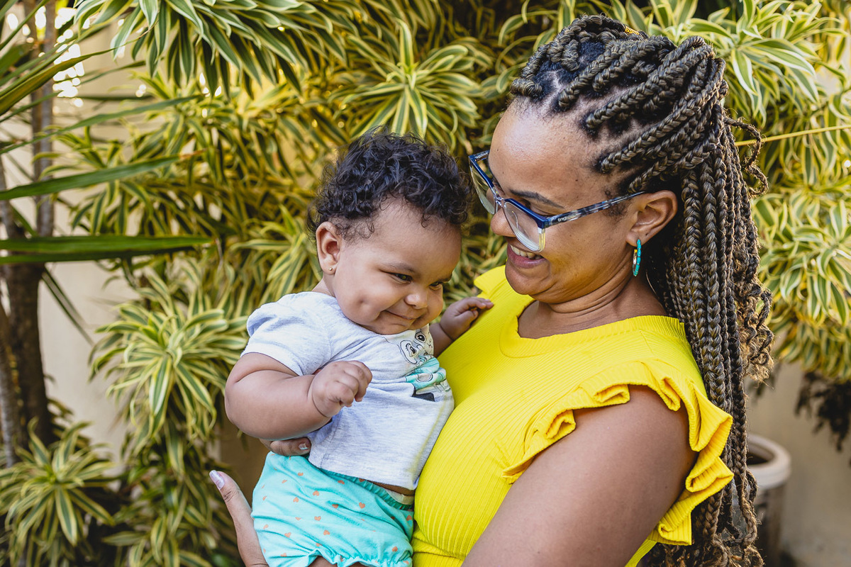 acompanhamento de bebê, abraço na alma, alan smyth fotografo são mateus es, ensaio de bebê, ensaio em casa, ensaio intimista, fotografia afetiva, fotografia de familia,  fotografia de familia sao mateus es, pais de menina, jornada de bebê, ensaio infantil
