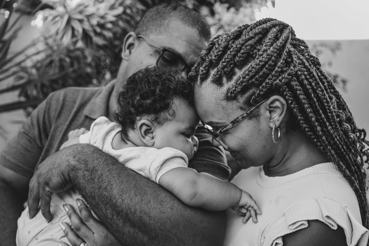 acompanhamento de bebê, abraço na alma, alan smyth fotografo são mateus es, ensaio de bebê, ensaio em casa, ensaio intimista, fotografia afetiva, fotografia de familia,  fotografia de familia sao mateus es, pais de menina, jornada de bebê, ensaio infantil