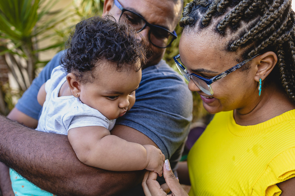 acompanhamento de bebê, abraço na alma, alan smyth fotografo são mateus es, ensaio de bebê, ensaio em casa, ensaio intimista, fotografia afetiva, fotografia de familia,  fotografia de familia sao mateus es, pais de menina, jornada de bebê, ensaio infantil