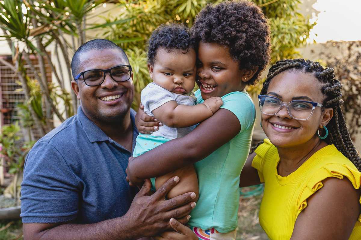 acompanhamento de bebê, abraço na alma, alan smyth fotografo são mateus es, ensaio de bebê, ensaio em casa, ensaio intimista, fotografia afetiva, fotografia de familia,  fotografia de familia sao mateus es, pais de menina, jornada de bebê, ensaio infantil