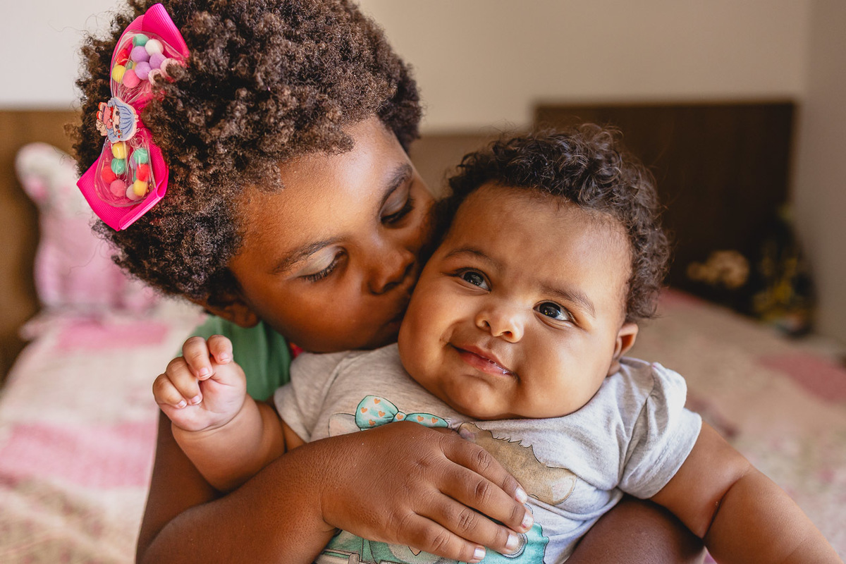 acompanhamento de bebê, abraço na alma, alan smyth fotografo são mateus es, ensaio de bebê, ensaio em casa, ensaio intimista, fotografia afetiva, fotografia de familia,  fotografia de familia sao mateus es, pais de menina, jornada de bebê, ensaio infantil