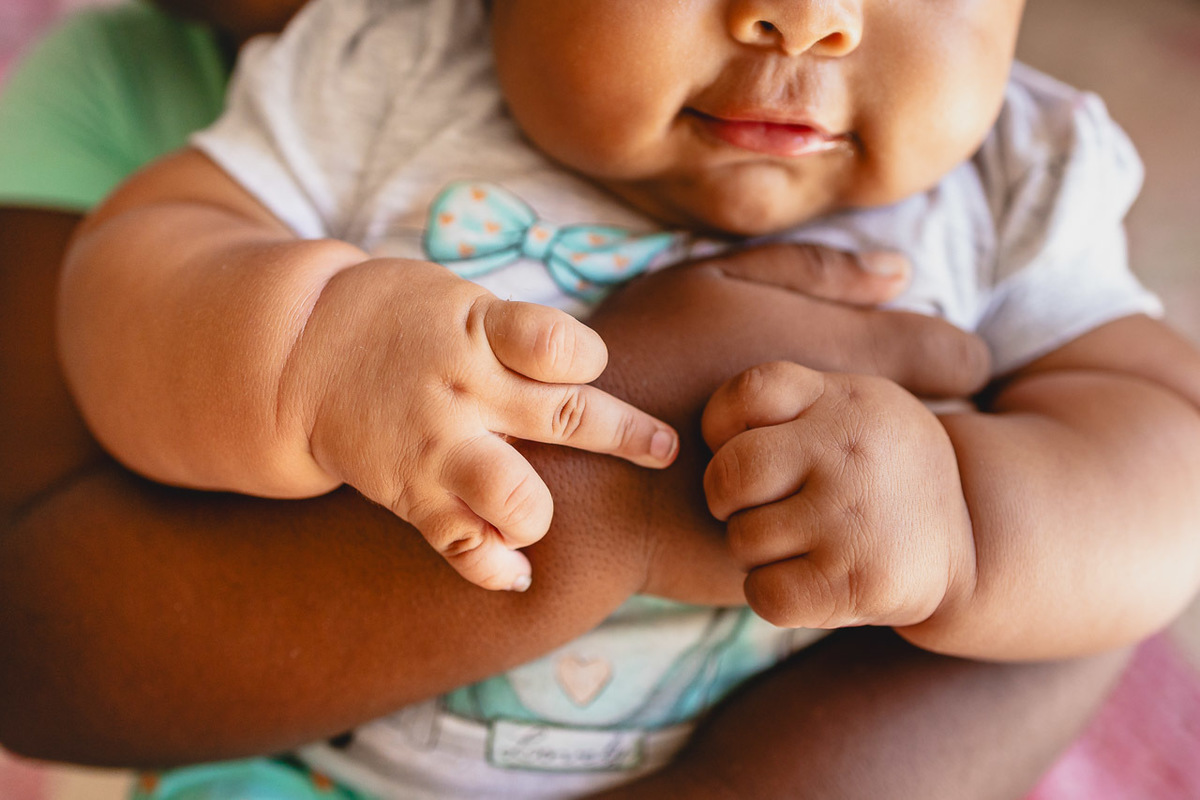 acompanhamento de bebê, abraço na alma, alan smyth fotografo são mateus es, ensaio de bebê, ensaio em casa, ensaio intimista, fotografia afetiva, fotografia de familia,  fotografia de familia sao mateus es, pais de menina, jornada de bebê, ensaio infantil