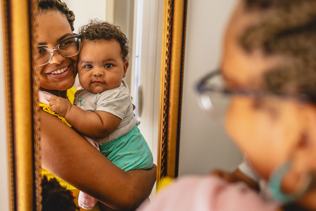 acompanhamento de bebê, abraço na alma, alan smyth fotografo são mateus es, ensaio de bebê, ensaio em casa, ensaio intimista, fotografia afetiva, fotografia de familia,  fotografia de familia sao mateus es, pais de menina, jornada de bebê, ensaio infantil