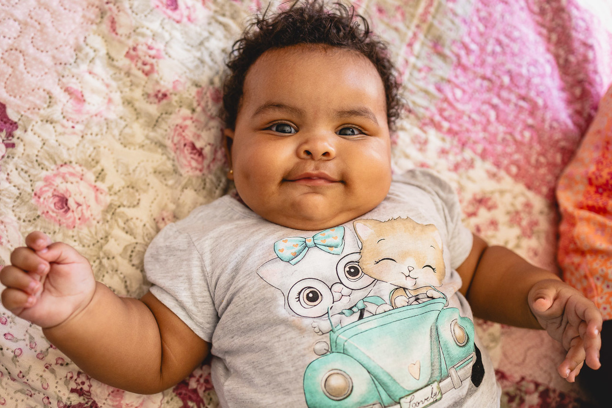 acompanhamento de bebê, abraço na alma, alan smyth fotografo são mateus es, ensaio de bebê, ensaio em casa, ensaio intimista, fotografia afetiva, fotografia de familia,  fotografia de familia sao mateus es, pais de menina, jornada de bebê, ensaio infantil