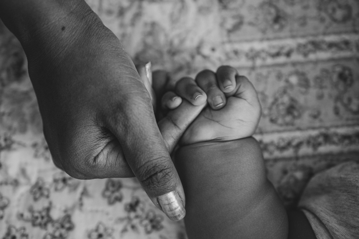 acompanhamento de bebê, abraço na alma, alan smyth fotografo são mateus es, ensaio de bebê, ensaio em casa, ensaio intimista, fotografia afetiva, fotografia de familia,  fotografia de familia sao mateus es, pais de menina, jornada de bebê, ensaio infantil