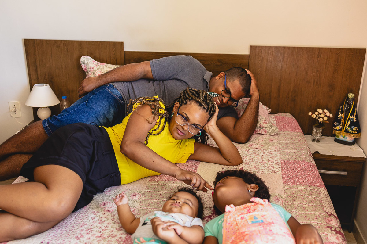acompanhamento de bebê, abraço na alma, alan smyth fotografo são mateus es, ensaio de bebê, ensaio em casa, ensaio intimista, fotografia afetiva, fotografia de familia,  fotografia de familia sao mateus es, pais de menina, jornada de bebê, ensaio infantil
