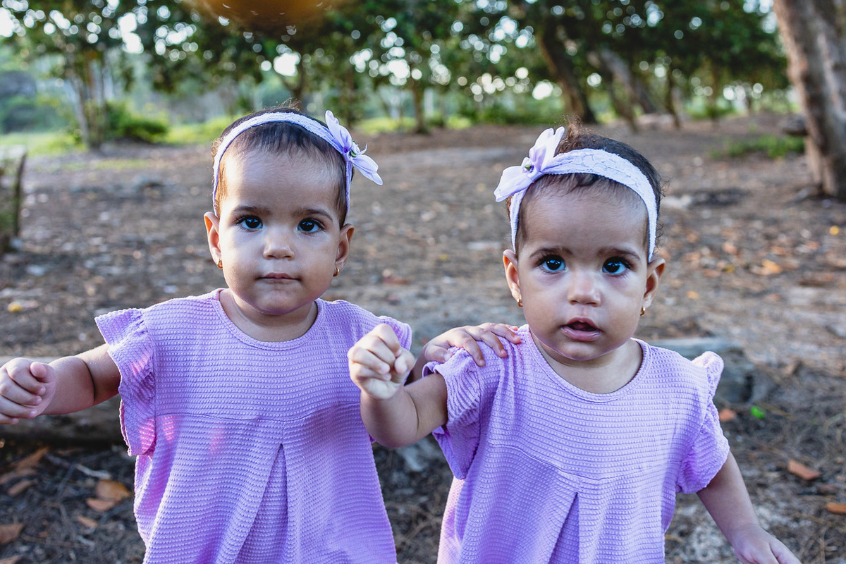 acompanhamento de bebê, abraço na alma, alan smyth fotografo são mateus es, ensaio de bebê, ensaio em casa, ensaio intimista, fotografia afetiva, fotografia de familia,  fotografia de familia sao mateus es,  gêmeas, gêmeas meninas, pais de menina, bebê