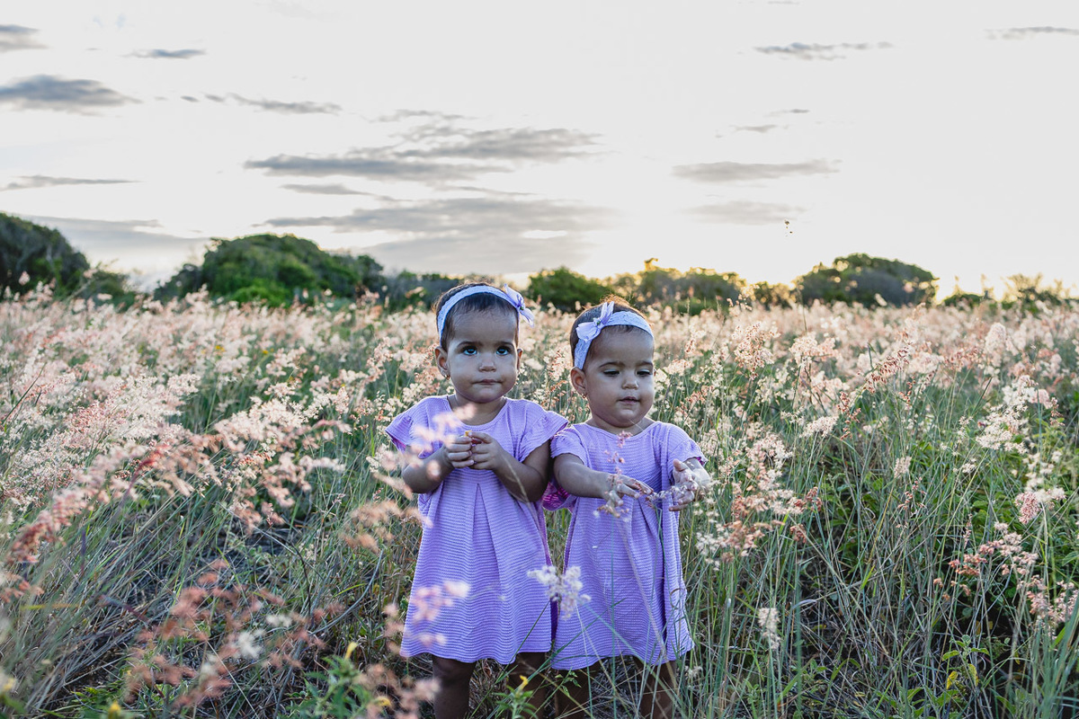 acompanhamento de bebê, abraço na alma, alan smyth fotografo são mateus es, ensaio de bebê, ensaio em casa, ensaio intimista, fotografia afetiva, fotografia de familia,  fotografia de familia sao mateus es,  gêmeas, gêmeas meninas, pais de menina, bebê