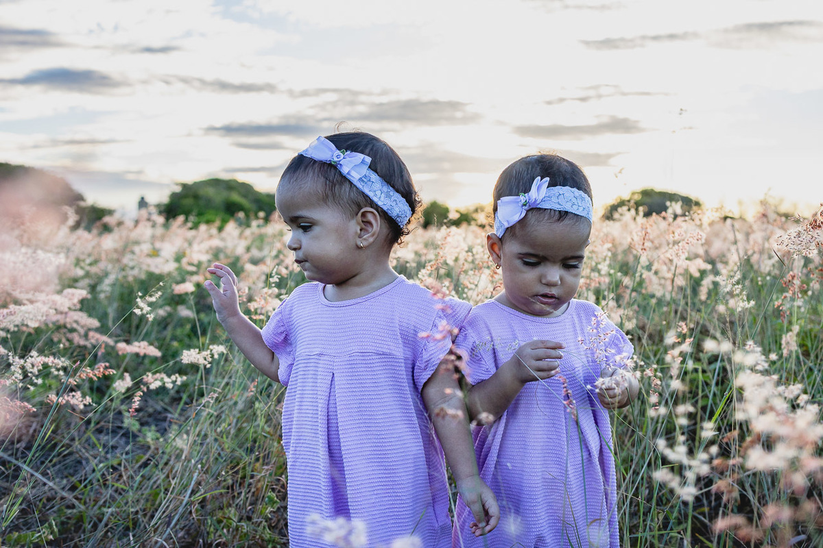 acompanhamento de bebê, abraço na alma, alan smyth fotografo são mateus es, ensaio de bebê, ensaio em casa, ensaio intimista, fotografia afetiva, fotografia de familia,  fotografia de familia sao mateus es,  gêmeas, gêmeas meninas, pais de menina, bebê