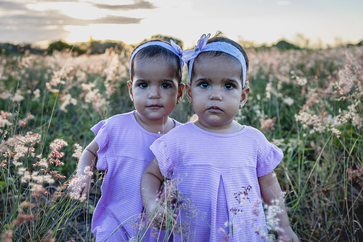 acompanhamento de bebê, abraço na alma, alan smyth fotografo são mateus es, ensaio de bebê, ensaio em casa, ensaio intimista, fotografia afetiva, fotografia de familia,  fotografia de familia sao mateus es,  gêmeas, gêmeas meninas, pais de menina, bebê