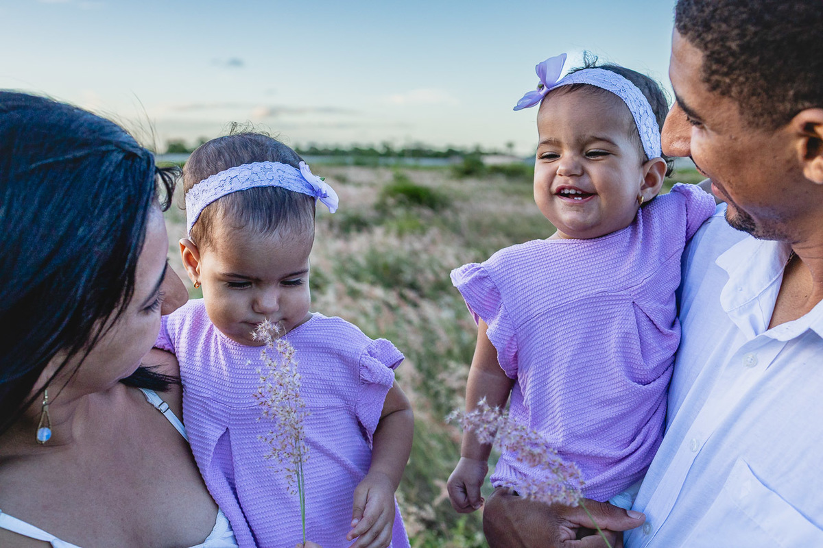 acompanhamento de bebê, abraço na alma, alan smyth fotografo são mateus es, ensaio de bebê, ensaio em casa, ensaio intimista, fotografia afetiva, fotografia de familia,  fotografia de familia sao mateus es,  gêmeas, gêmeas meninas, pais de menina, bebê