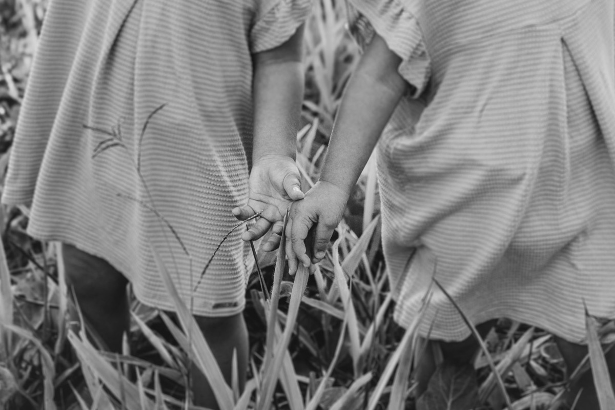 acompanhamento de bebê, abraço na alma, alan smyth fotografo são mateus es, ensaio de bebê, ensaio em casa, ensaio intimista, fotografia afetiva, fotografia de familia,  fotografia de familia sao mateus es,  gêmeas, gêmeas meninas, pais de menina, bebê