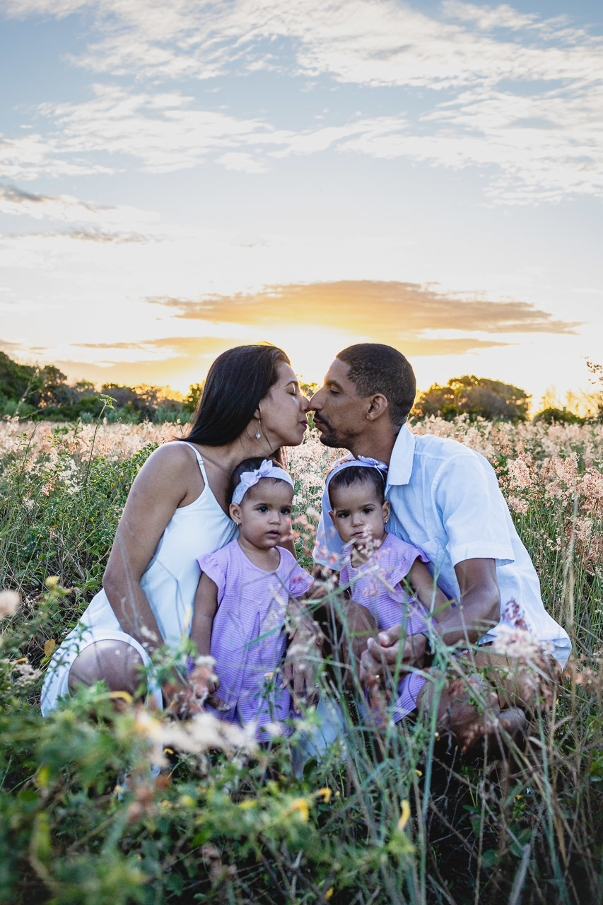 acompanhamento de bebê, abraço na alma, alan smyth fotografo são mateus es, ensaio de bebê, ensaio em casa, ensaio intimista, fotografia afetiva, fotografia de familia,  fotografia de familia sao mateus es,  gêmeas, gêmeas meninas, pais de menina, bebê