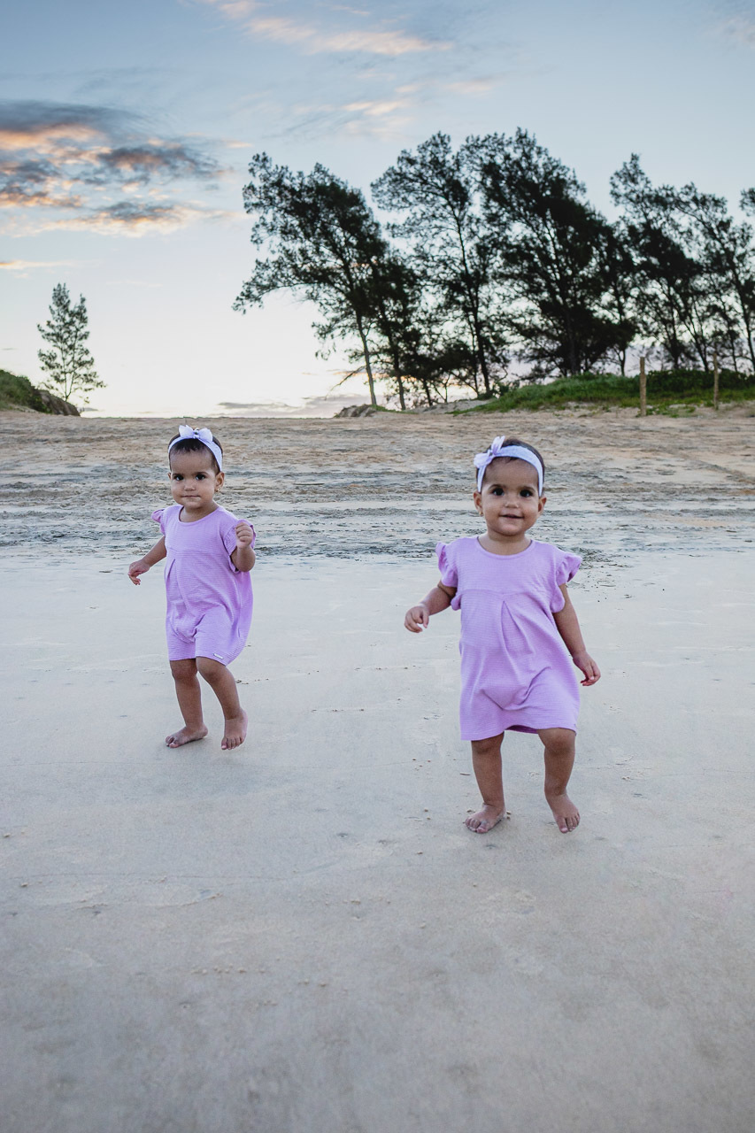 acompanhamento de bebê, abraço na alma, alan smyth fotografo são mateus es, ensaio de bebê, ensaio em casa, ensaio intimista, fotografia afetiva, fotografia de familia,  fotografia de familia sao mateus es,  gêmeas, gêmeas meninas, pais de menina, bebê
