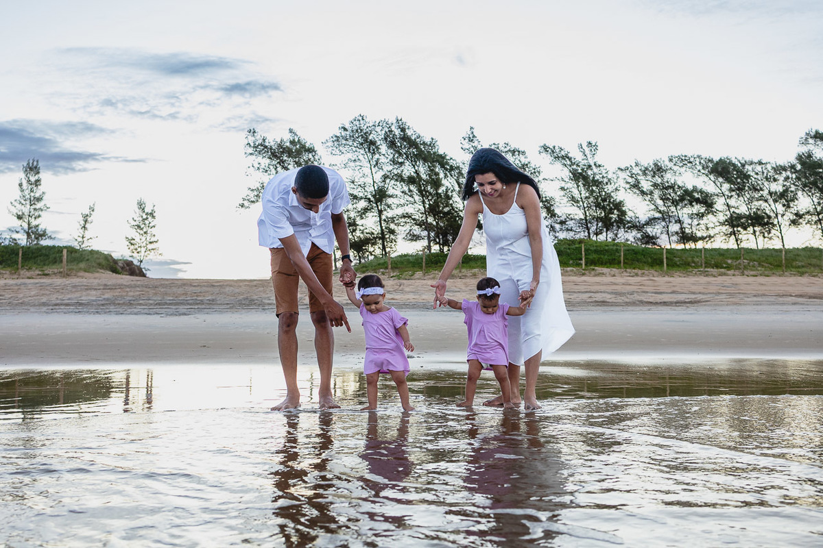 acompanhamento de bebê, abraço na alma, alan smyth fotografo são mateus es, ensaio de bebê, ensaio em casa, ensaio intimista, fotografia afetiva, fotografia de familia,  fotografia de familia sao mateus es,  gêmeas, gêmeas meninas, pais de menina, bebê