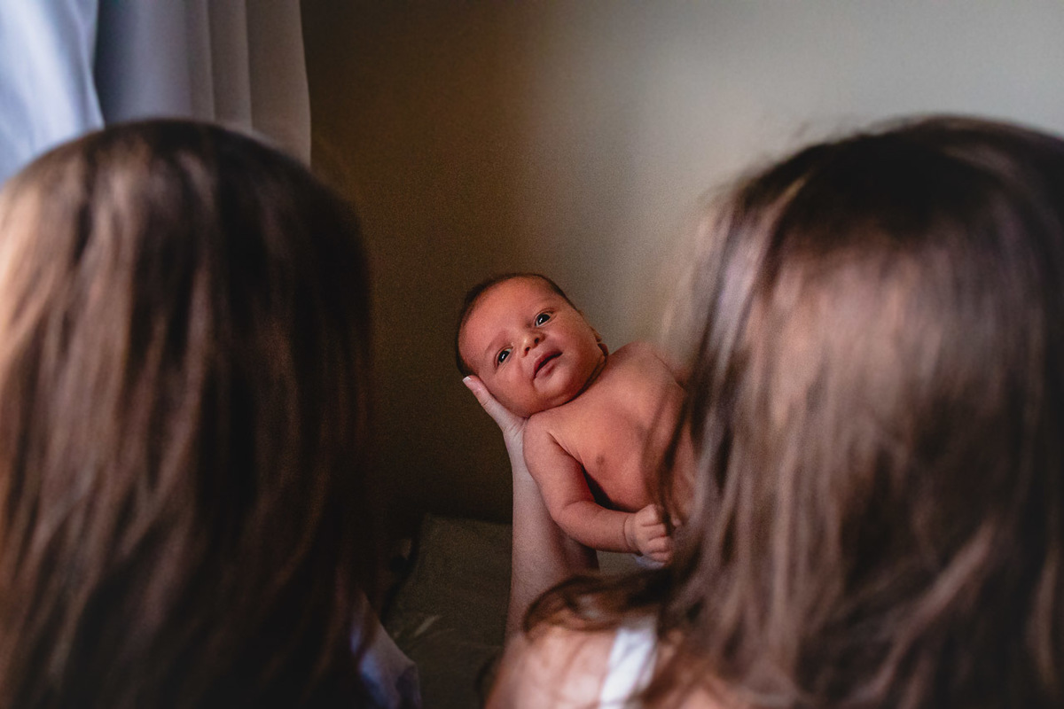 natural newborn, fotografo newborn, newborn, abraço na alma, alan smyth fotografo são mateus es, ensaio nerborn, ensaio em casa, ensaio intimista, fotografia afetiva, fotografia de familia, fotografia de familia guriri, fotografia de recem nascido, bebê