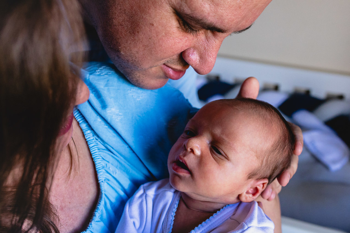 natural newborn, fotografo newborn, newborn, abraço na alma, alan smyth fotografo são mateus es, ensaio nerborn, ensaio em casa, ensaio intimista, fotografia afetiva, fotografia de familia, fotografia de familia guriri, fotografia de recem nascido, bebê