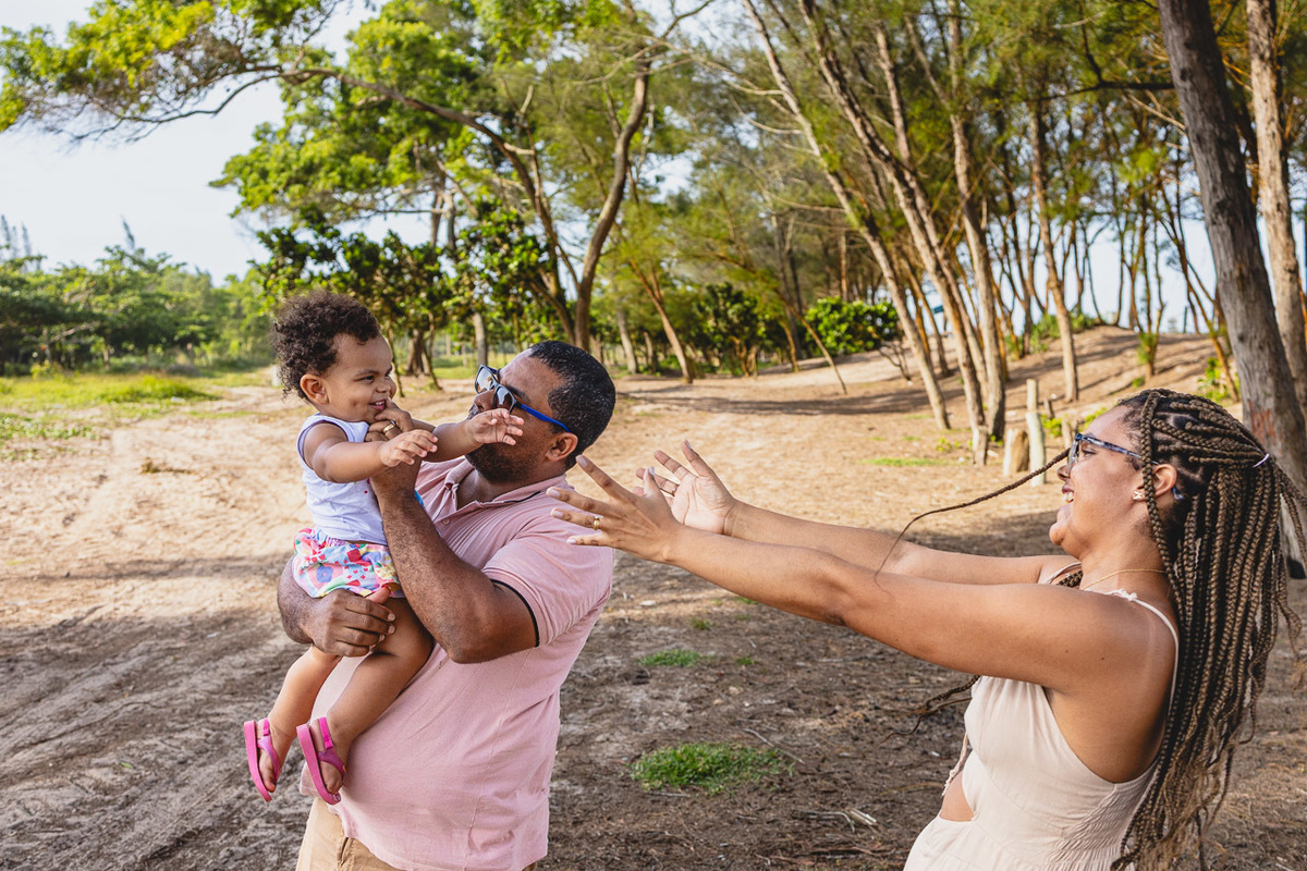 acompanhamento de bebê, abraço na alma, alan smyth fotografo são mateus es, ensaio de bebê, ensaio em casa, ensaio intimista, fotografia afetiva, fotografia de familia,  fotografia de familia sao mateus es, pais de menina, jornada de bebê, ensaio de 1 ano