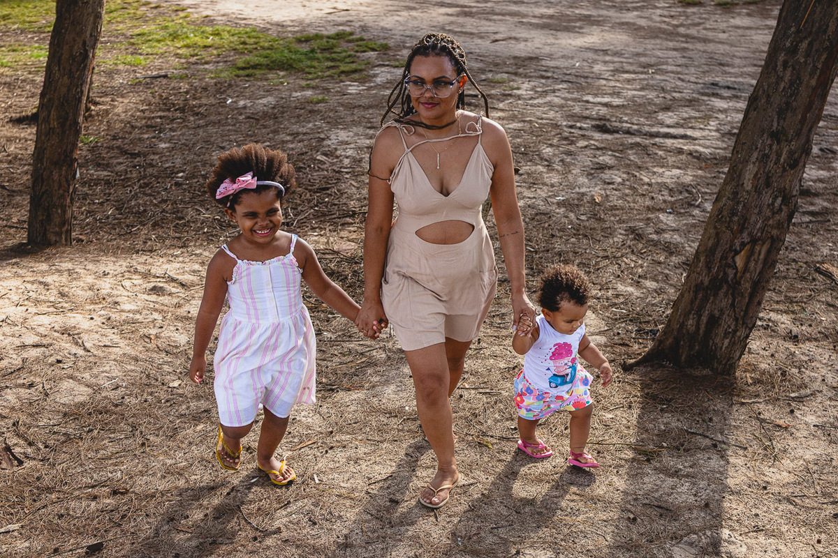acompanhamento de bebê, abraço na alma, alan smyth fotografo são mateus es, ensaio de bebê, ensaio em casa, ensaio intimista, fotografia afetiva, fotografia de familia,  fotografia de familia sao mateus es, pais de menina, jornada de bebê, ensaio de 1 ano