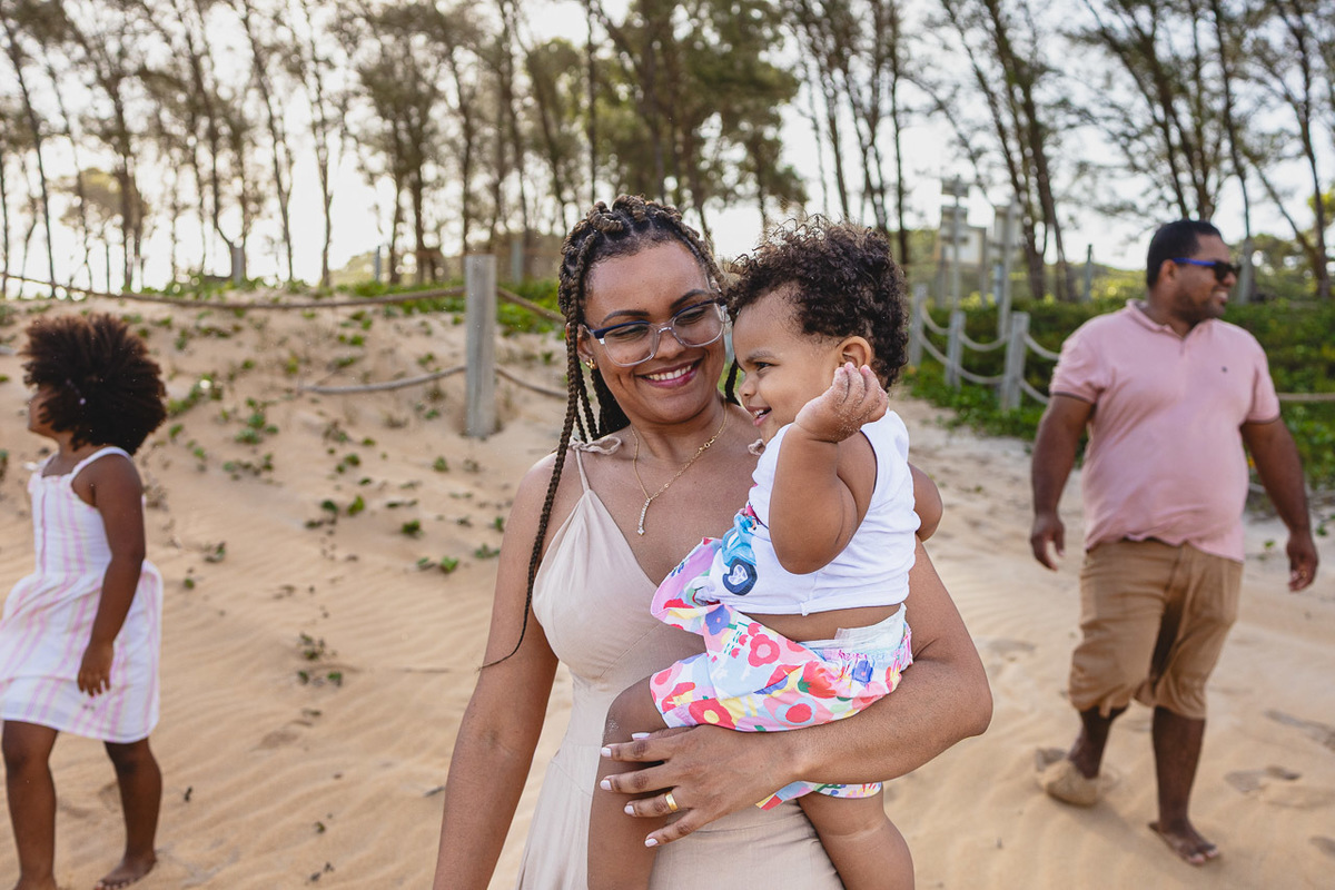 acompanhamento de bebê, abraço na alma, alan smyth fotografo são mateus es, ensaio de bebê, ensaio em casa, ensaio intimista, fotografia afetiva, fotografia de familia,  fotografia de familia sao mateus es, pais de menina, jornada de bebê, ensaio de 1 ano