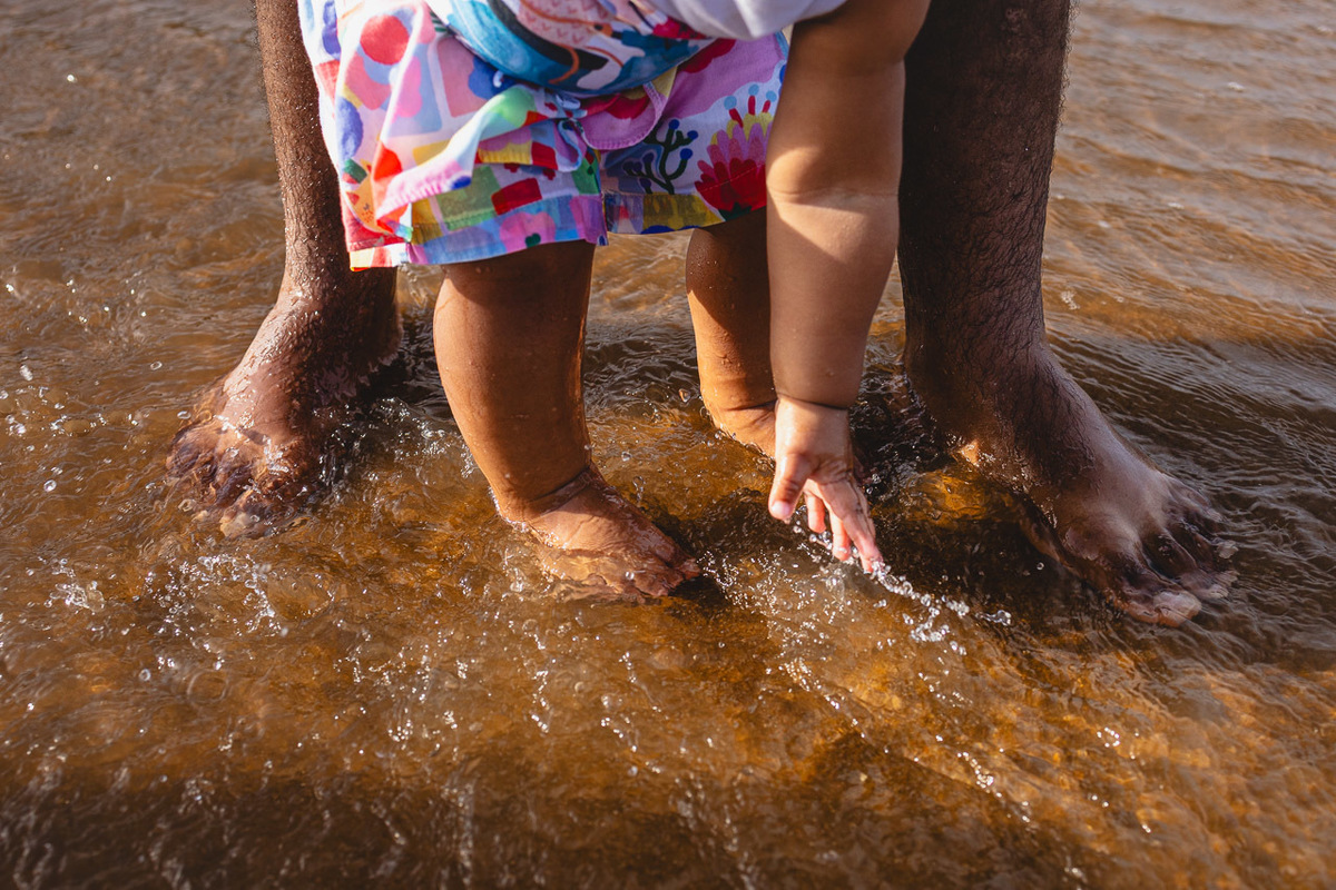 acompanhamento de bebê, abraço na alma, alan smyth fotografo são mateus es, ensaio de bebê, ensaio em casa, ensaio intimista, fotografia afetiva, fotografia de familia,  fotografia de familia sao mateus es, pais de menina, jornada de bebê, ensaio de 1 ano