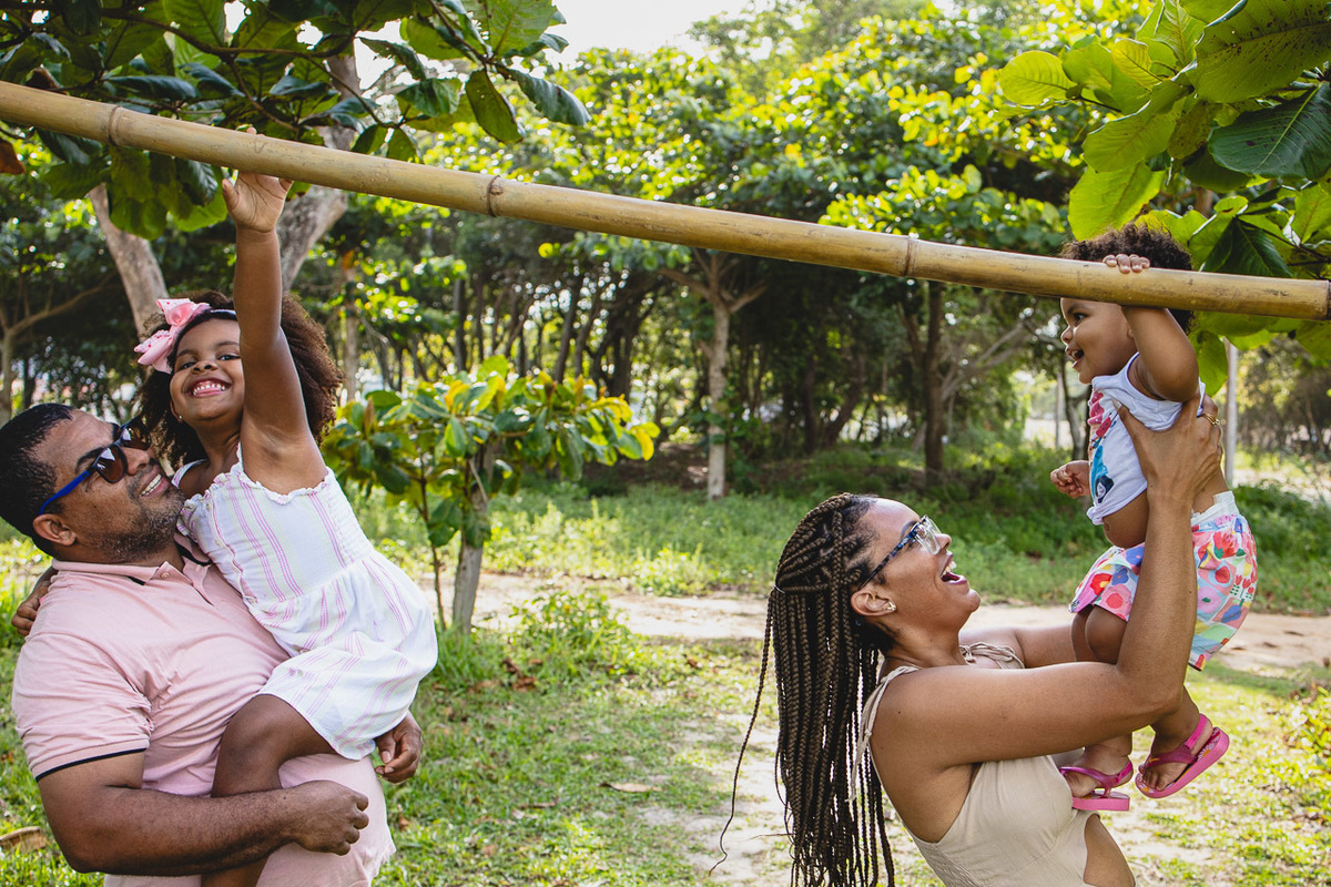 acompanhamento de bebê, abraço na alma, alan smyth fotografo são mateus es, ensaio de bebê, ensaio em casa, ensaio intimista, fotografia afetiva, fotografia de familia,  fotografia de familia sao mateus es, pais de menina, jornada de bebê, ensaio de 1 ano