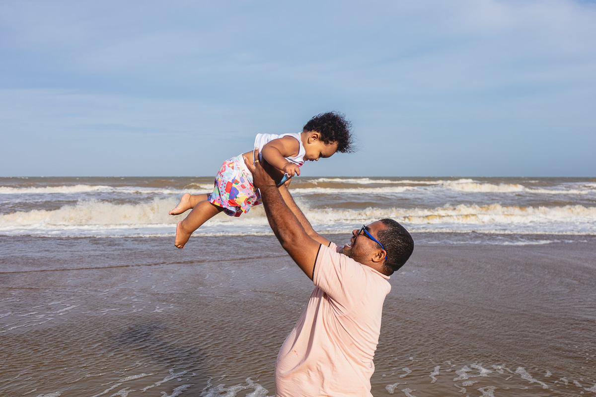acompanhamento de bebê, abraço na alma, alan smyth fotografo são mateus es, ensaio de bebê, ensaio em casa, ensaio intimista, fotografia afetiva, fotografia de familia,  fotografia de familia sao mateus es, pais de menina, jornada de bebê, ensaio de 1 ano