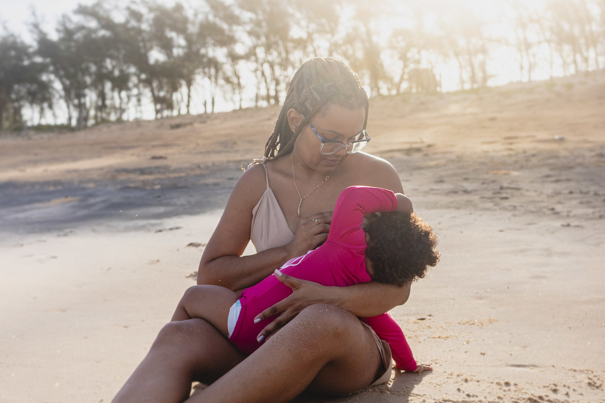 acompanhamento de bebê, abraço na alma, alan smyth fotografo são mateus es, ensaio de bebê, ensaio em casa, ensaio intimista, fotografia afetiva, fotografia de familia,  fotografia de familia sao mateus es, pais de menina, jornada de bebê, ensaio de 1 ano