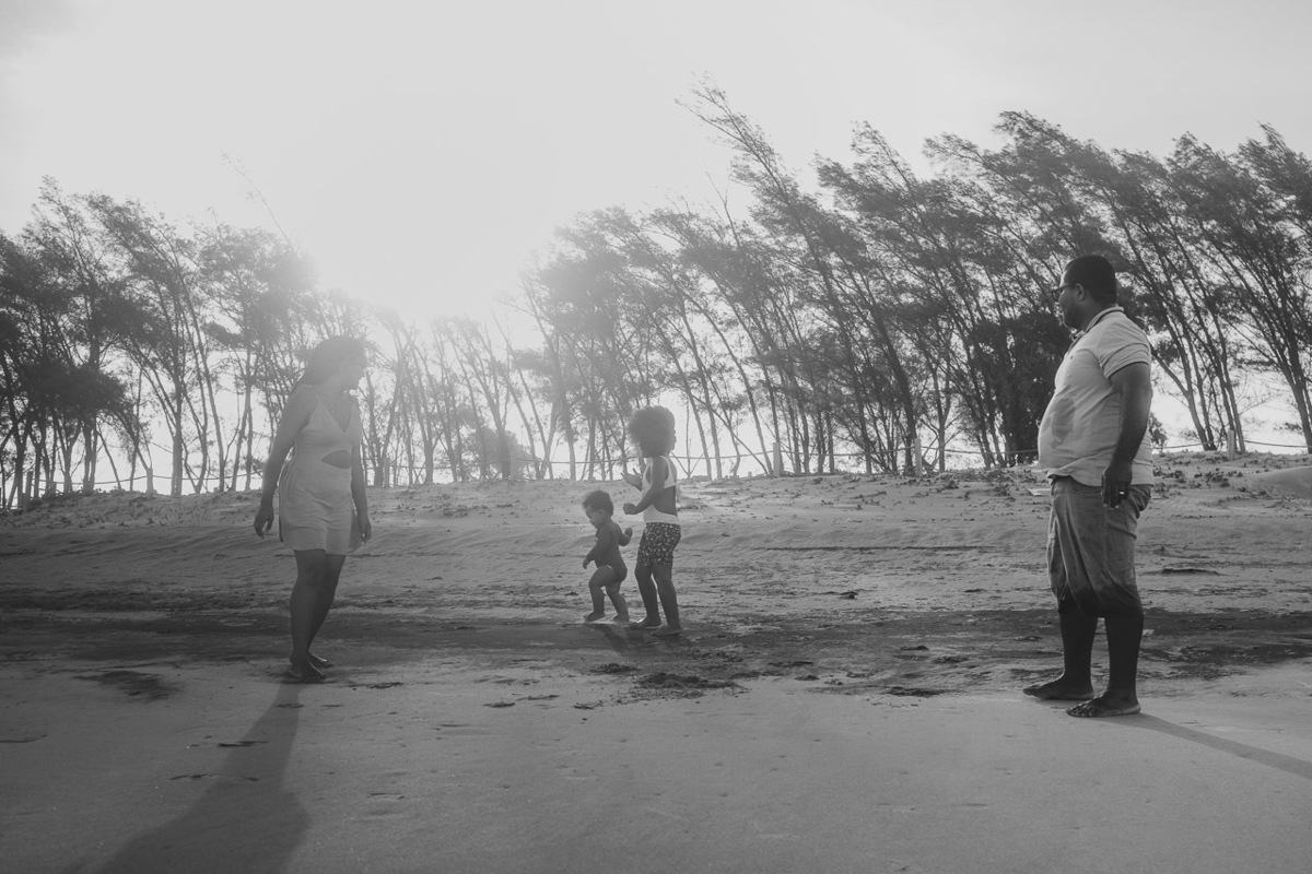 acompanhamento de bebê, abraço na alma, alan smyth fotografo são mateus es, ensaio de bebê, ensaio em casa, ensaio intimista, fotografia afetiva, fotografia de familia,  fotografia de familia sao mateus es, pais de menina, jornada de bebê, ensaio de 1 ano