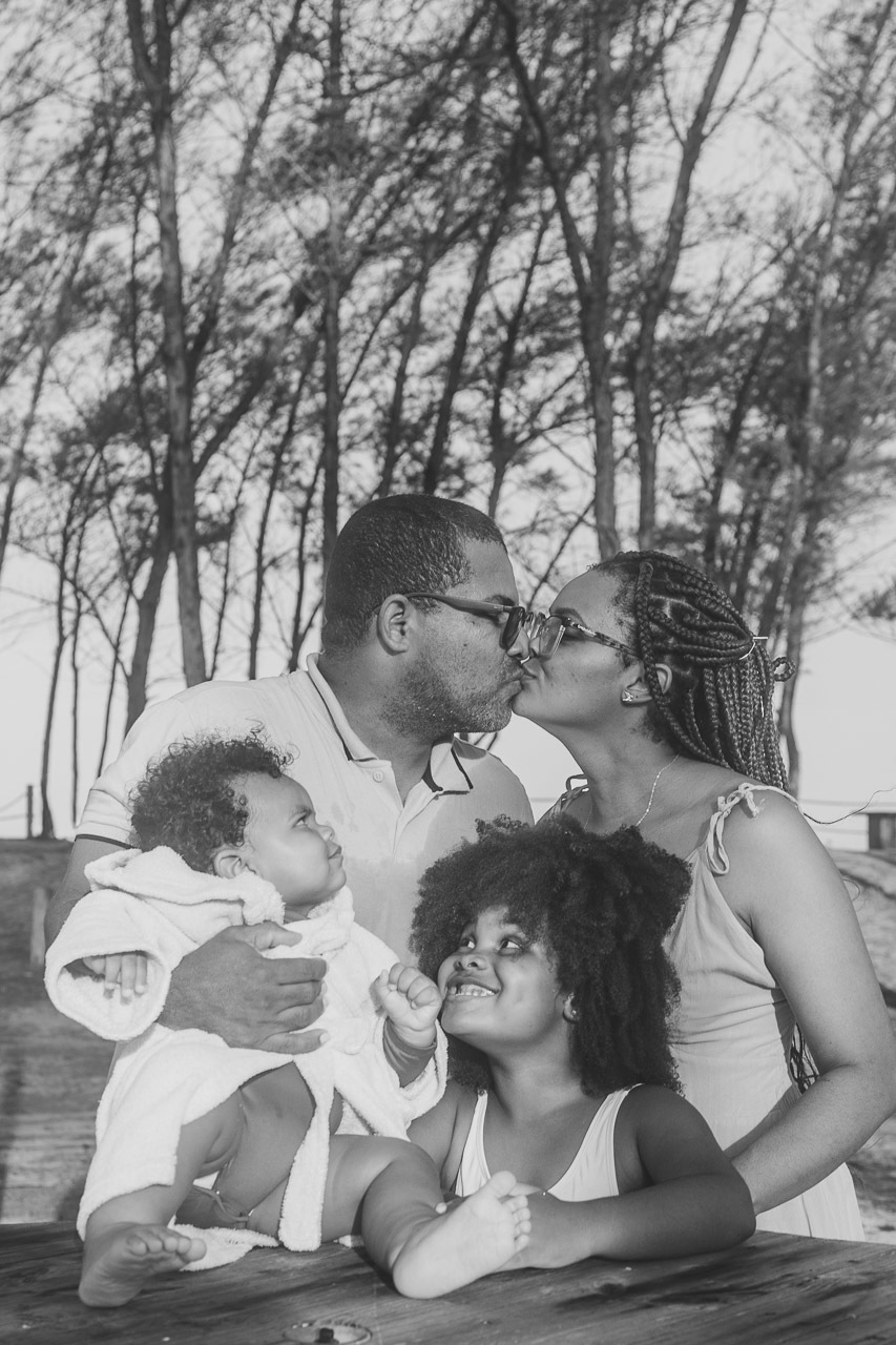 acompanhamento de bebê, abraço na alma, alan smyth fotografo são mateus es, ensaio de bebê, ensaio em casa, ensaio intimista, fotografia afetiva, fotografia de familia,  fotografia de familia sao mateus es, pais de menina, jornada de bebê, ensaio de 1 ano