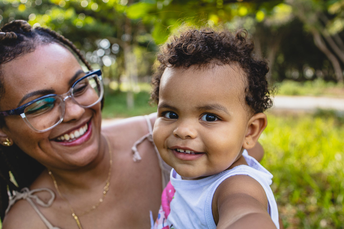 acompanhamento de bebê, abraço na alma, alan smyth fotografo são mateus es, ensaio de bebê, ensaio em casa, ensaio intimista, fotografia afetiva, fotografia de familia,  fotografia de familia sao mateus es, pais de menina, jornada de bebê, ensaio de 1 ano