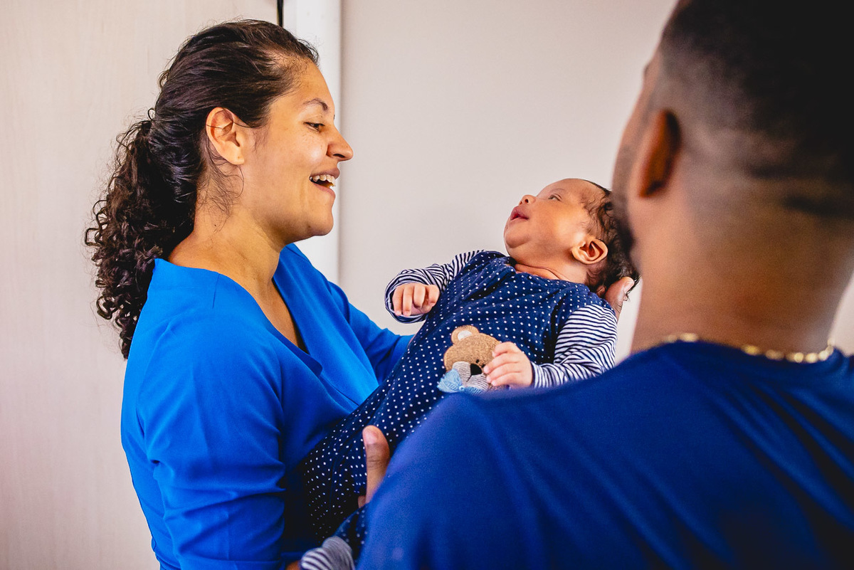 natural newborn, fotografo newborn, newborn, abraço na alma, alan smyth fotografo são mateus es, ensaio nerborn, ensaio em casa, ensaio intimista, fotografia afetiva, fotografia de familia, fotografia de recem nascido, fotografia de familia sao mateus es