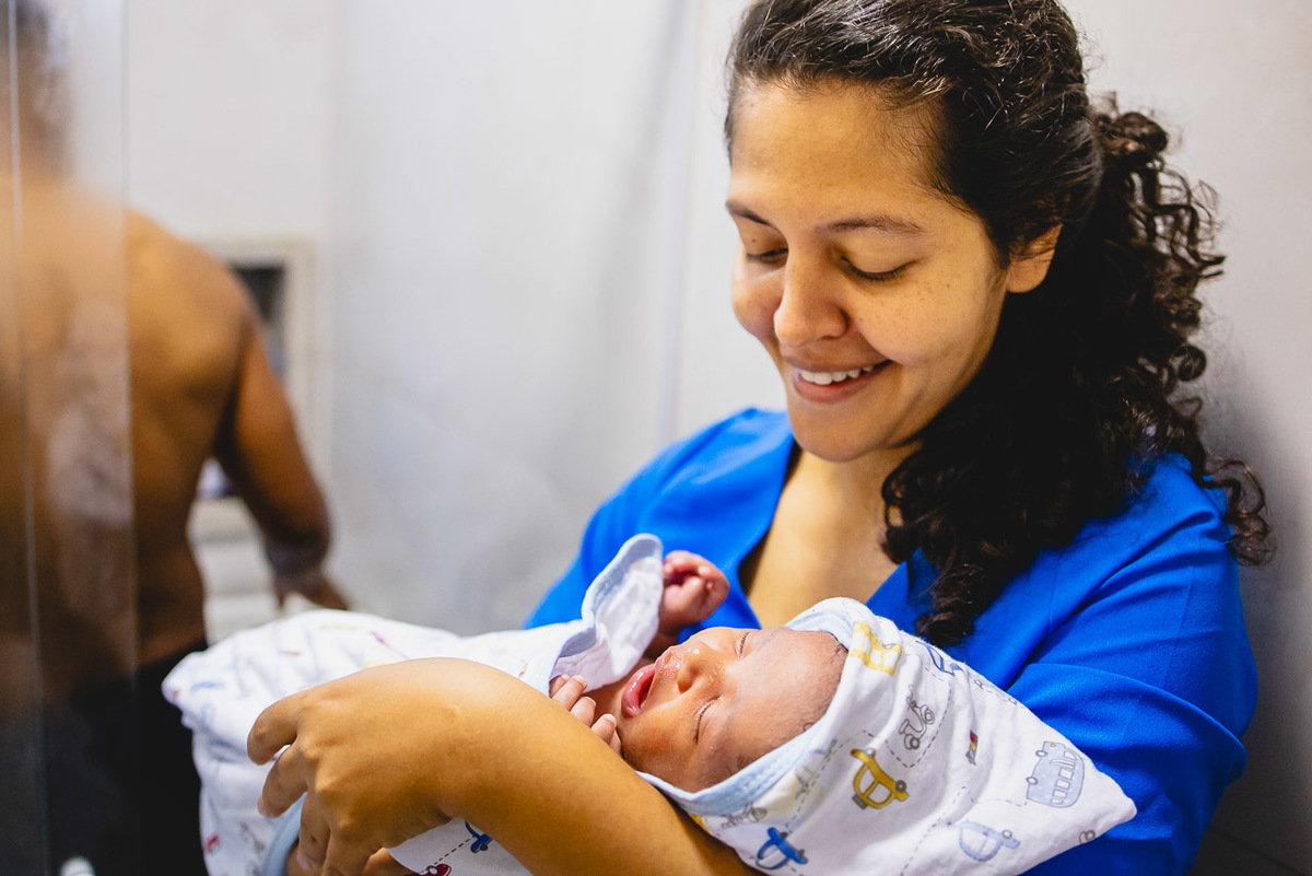 natural newborn, fotografo newborn, newborn, abraço na alma, alan smyth fotografo são mateus es, ensaio nerborn, ensaio em casa, ensaio intimista, fotografia afetiva, fotografia de familia, fotografia de recem nascido, fotografia de familia sao mateus es