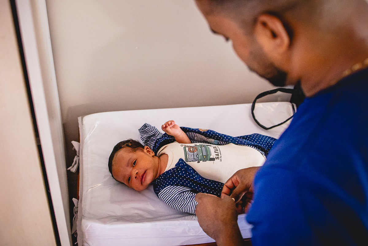 natural newborn, fotografo newborn, newborn, abraço na alma, alan smyth fotografo são mateus es, ensaio nerborn, ensaio em casa, ensaio intimista, fotografia afetiva, fotografia de familia, fotografia de recem nascido, fotografia de familia sao mateus es