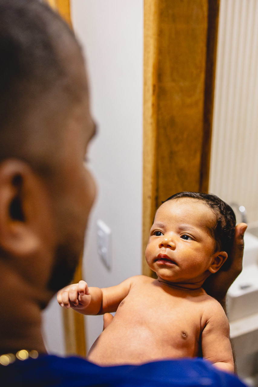 natural newborn, fotografo newborn, newborn, abraço na alma, alan smyth fotografo são mateus es, ensaio nerborn, ensaio em casa, ensaio intimista, fotografia afetiva, fotografia de familia, fotografia de recem nascido, fotografia de familia sao mateus es