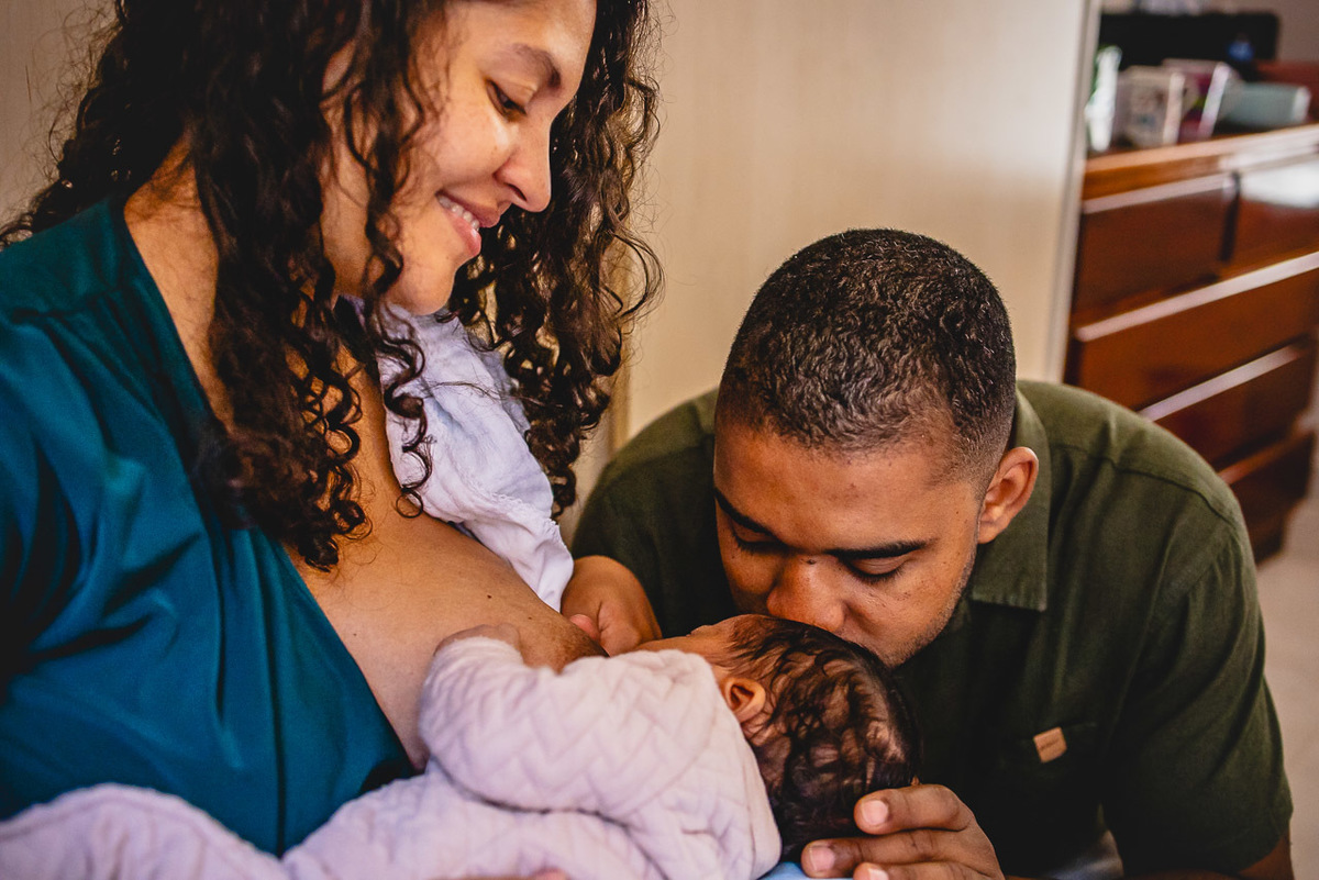 natural newborn, fotografo newborn, newborn, abraço na alma, alan smyth fotografo são mateus es, ensaio nerborn, ensaio em casa, ensaio intimista, fotografia afetiva, fotografia de familia, fotografia de recem nascido, fotografia de familia sao mateus es