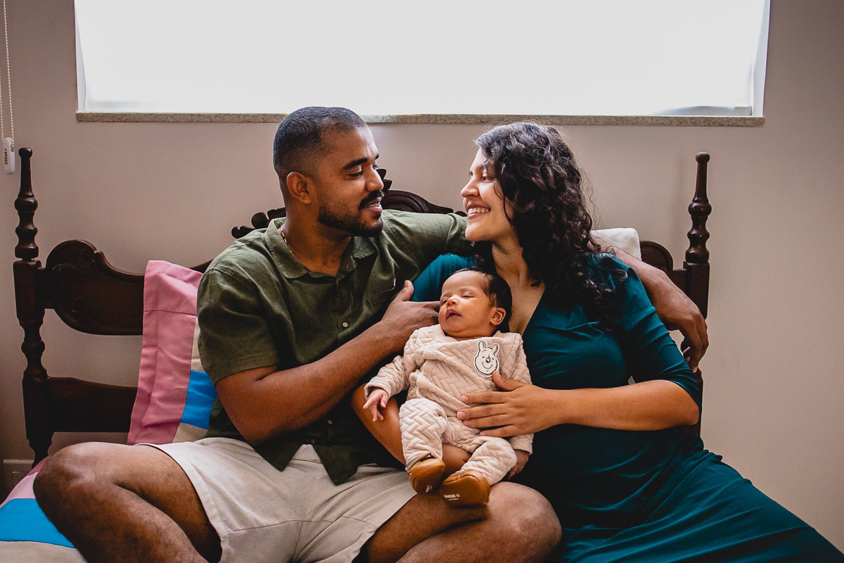 natural newborn, fotografo newborn, newborn, abraço na alma, alan smyth fotografo são mateus es, ensaio nerborn, ensaio em casa, ensaio intimista, fotografia afetiva, fotografia de familia, fotografia de recem nascido, fotografia de familia sao mateus es