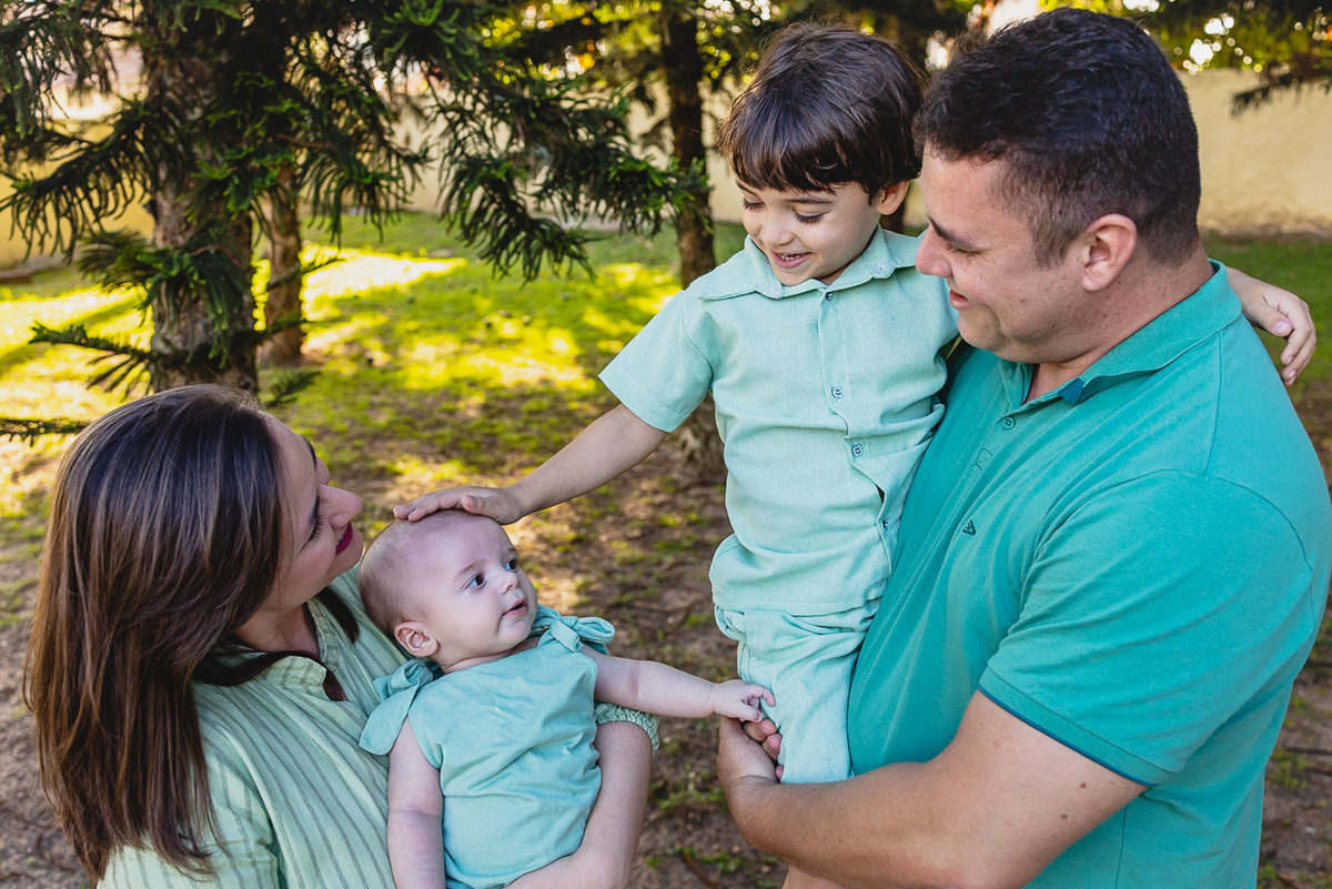 acompanhamento de bebê, abraço na alma, alan smyth fotografo são mateus es, ensaio de bebê, ensaio intimista, fotografia afetiva, fotografia de familia,  fotografia de familia sao mateus es, pais de menino, jornada de bebê, ensaio de 4 meses, bebê
