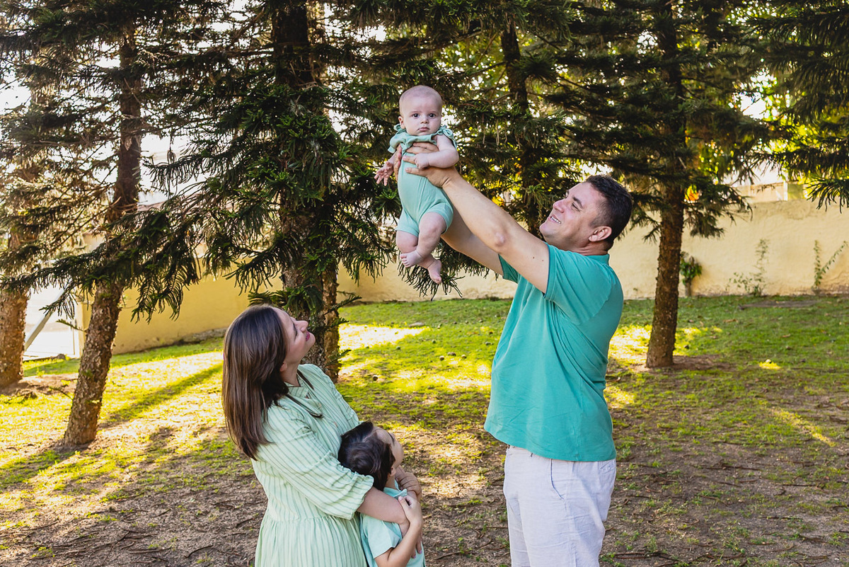 acompanhamento de bebê, abraço na alma, alan smyth fotografo são mateus es, ensaio de bebê, ensaio intimista, fotografia afetiva, fotografia de familia,  fotografia de familia sao mateus es, pais de menino, jornada de bebê, ensaio de 4 meses, bebê