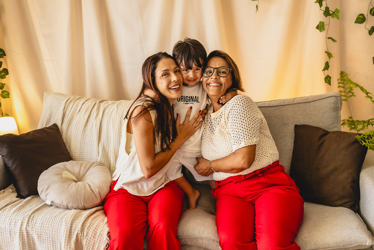 ensaio de dia das das mães  em são mateus es, especial abraço de mãe em são mateus, fotógrafo de família em são mateus es, sessão de fotos de dia das mães guriri, ensaio dia das mães afetivo são mateus, cenario de dia das maes, retrato de dia das mães 