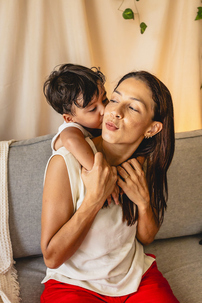 ensaio de dia das das mães  em são mateus es, especial abraço de mãe em são mateus, fotógrafo de família em são mateus es, sessão de fotos de dia das mães guriri, ensaio dia das mães afetivo são mateus, cenario de dia das maes, retrato de dia das mães 