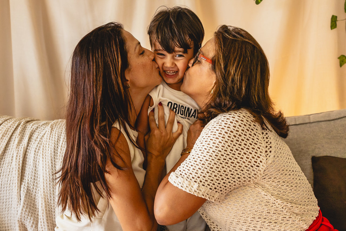ensaio de dia das das mães  em são mateus es, especial abraço de mãe em são mateus, fotógrafo de família em são mateus es, sessão de fotos de dia das mães guriri, ensaio dia das mães afetivo são mateus, cenario de dia das maes, retrato de dia das mães 