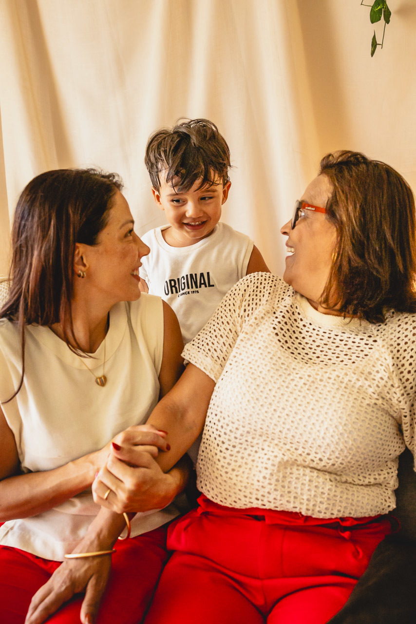 ensaio de dia das das mães  em são mateus es, especial abraço de mãe em são mateus, fotógrafo de família em são mateus es, sessão de fotos de dia das mães guriri, ensaio dia das mães afetivo são mateus, cenario de dia das maes, retrato de dia das mães 