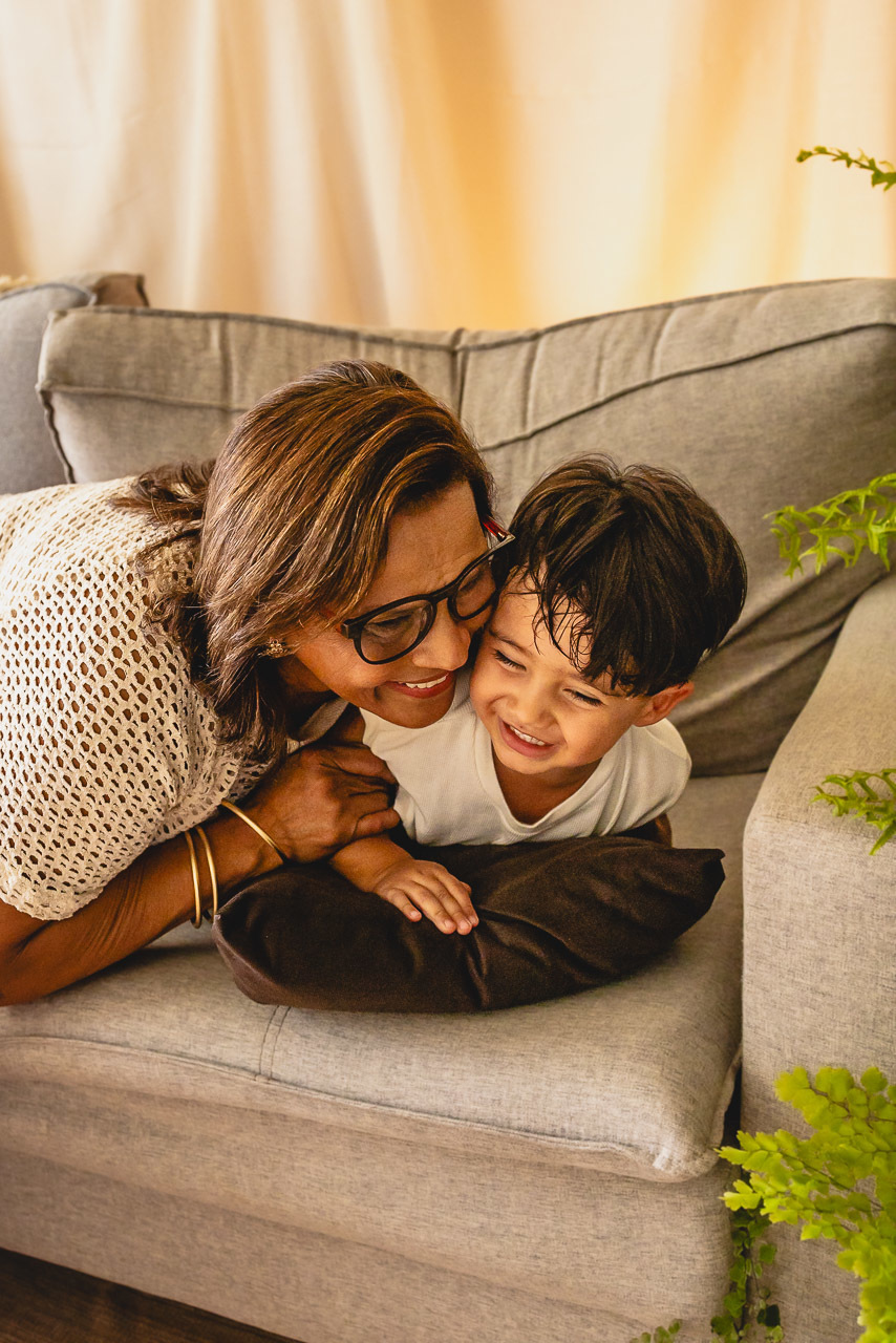 ensaio de dia das das mães  em são mateus es, especial abraço de mãe em são mateus, fotógrafo de família em são mateus es, sessão de fotos de dia das mães guriri, ensaio dia das mães afetivo são mateus, cenario de dia das maes, retrato de dia das mães 