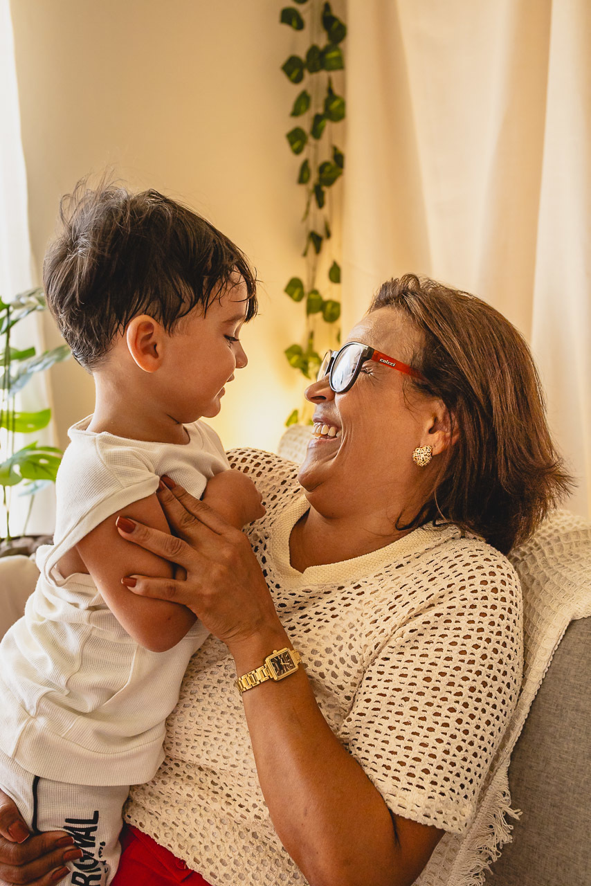 ensaio de dia das das mães  em são mateus es, especial abraço de mãe em são mateus, fotógrafo de família em são mateus es, sessão de fotos de dia das mães guriri, ensaio dia das mães afetivo são mateus, cenario de dia das maes, retrato de dia das mães 