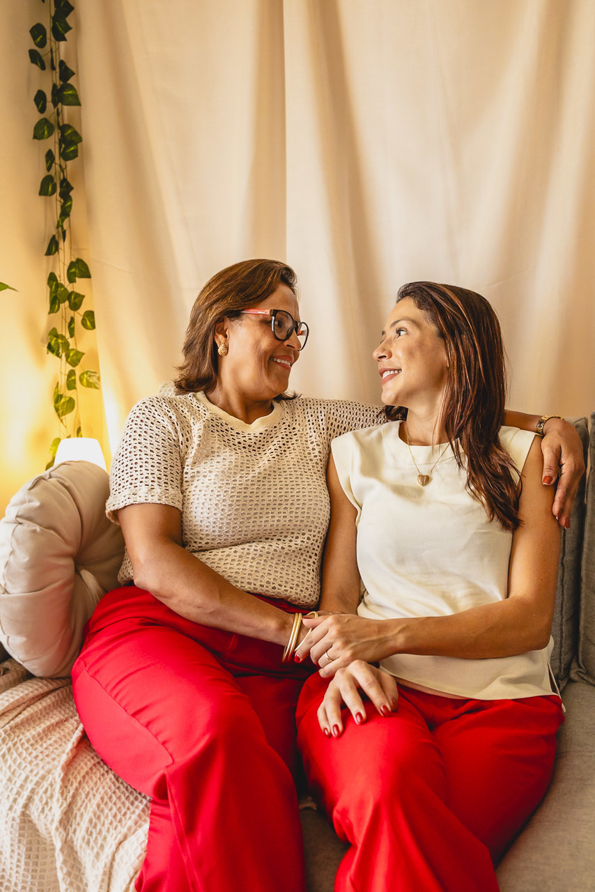 ensaio de dia das das mães  em são mateus es, especial abraço de mãe em são mateus, fotógrafo de família em são mateus es, sessão de fotos de dia das mães guriri, ensaio dia das mães afetivo são mateus, cenario de dia das maes, retrato de dia das mães 