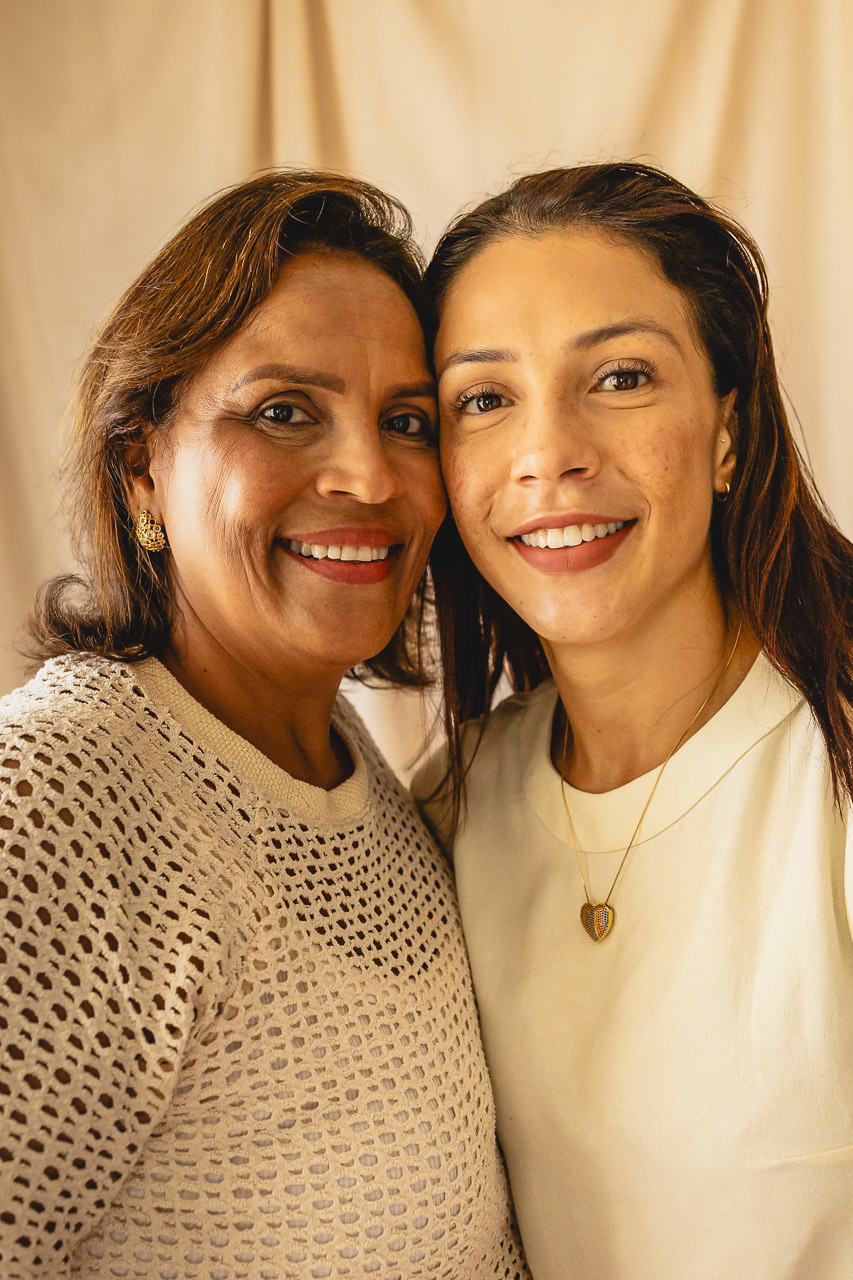 ensaio de dia das das mães  em são mateus es, especial abraço de mãe em são mateus, fotógrafo de família em são mateus es, sessão de fotos de dia das mães guriri, ensaio dia das mães afetivo são mateus, cenario de dia das maes, retrato de dia das mães 