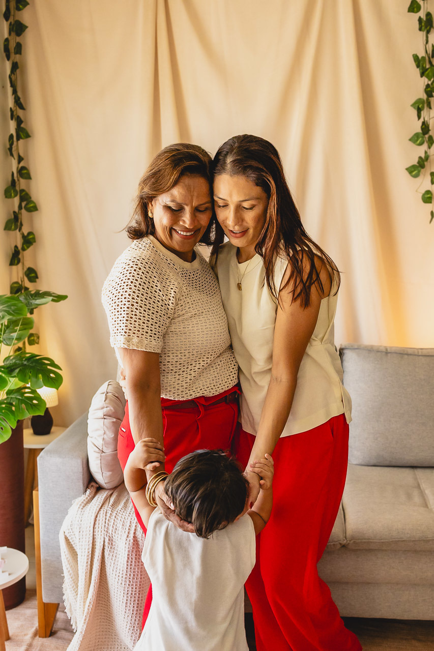 ensaio de dia das das mães  em são mateus es, especial abraço de mãe em são mateus, fotógrafo de família em são mateus es, sessão de fotos de dia das mães guriri, ensaio dia das mães afetivo são mateus, cenario de dia das maes, retrato de dia das mães 