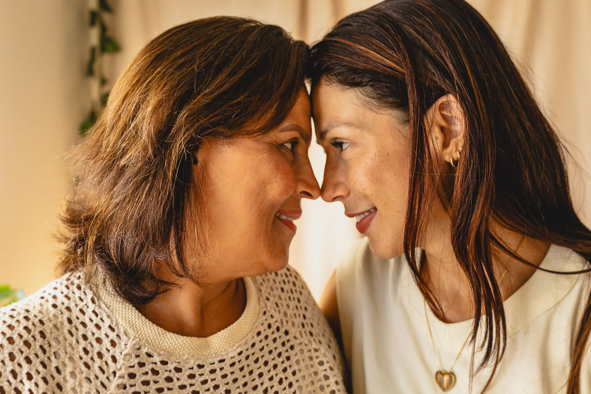 ensaio de dia das das mães  em são mateus es, especial abraço de mãe em são mateus, fotógrafo de família em são mateus es, sessão de fotos de dia das mães guriri, ensaio dia das mães afetivo são mateus, cenario de dia das maes, retrato de dia das mães 